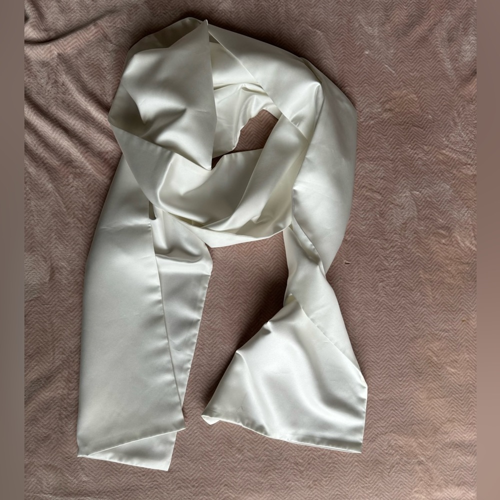 Large white scarf/wrap - Picture 4 of 7